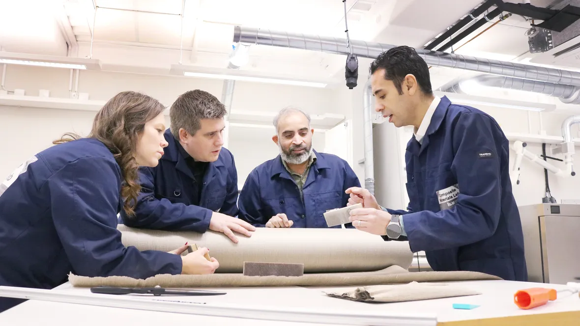 Forskare i laboratoriemiljö.