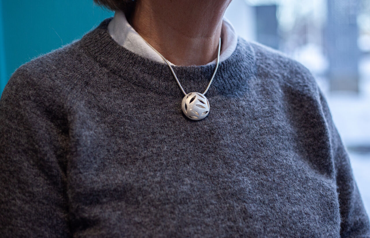 Närbild på ett silverhalsband.