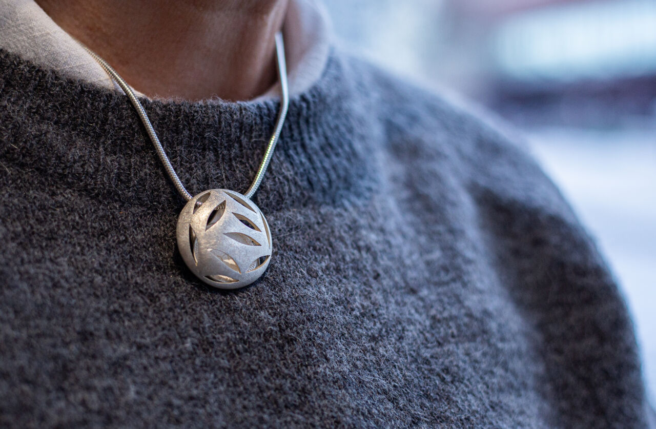 Närbild på ett silverhalsband.