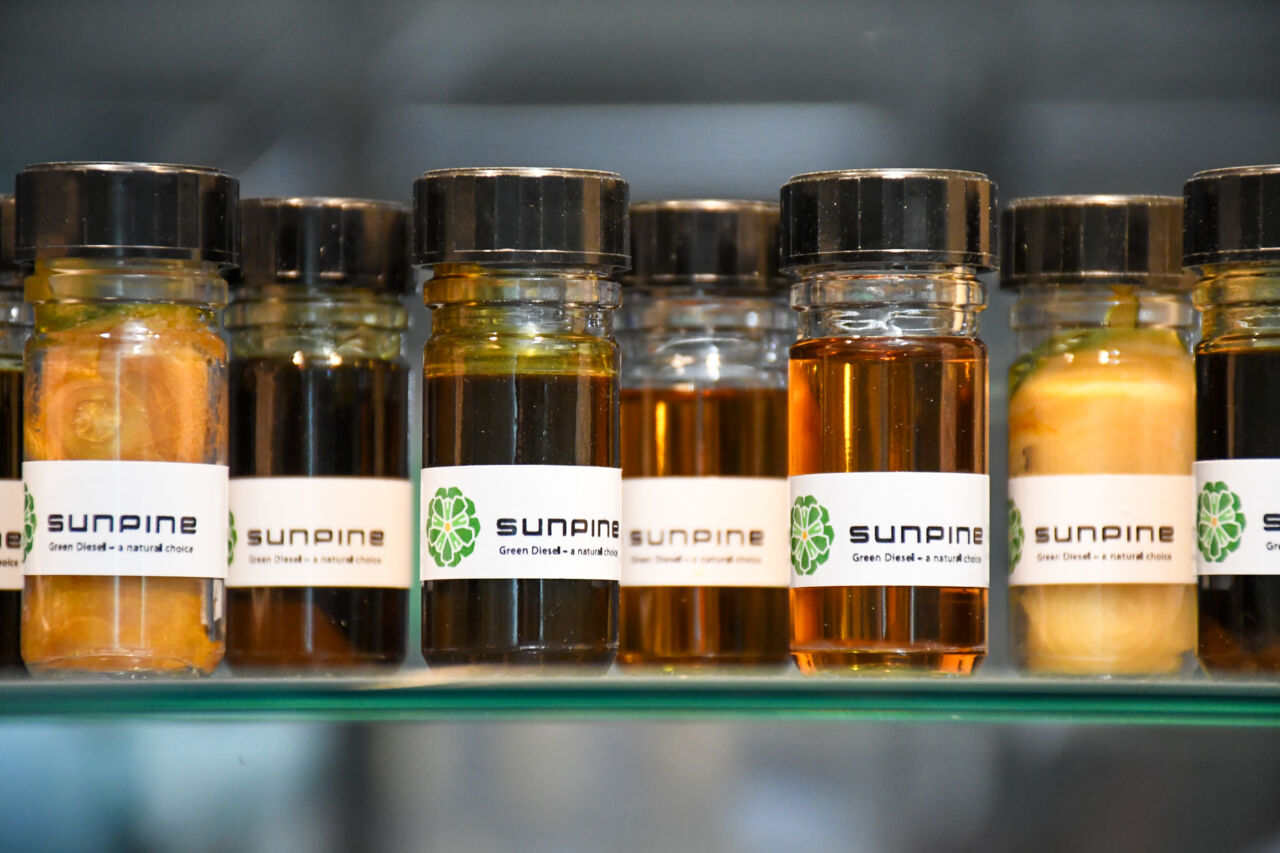 Små flaskor på hyllplan av glas. 