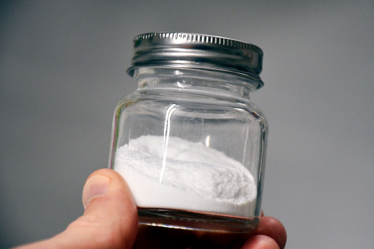 Liten glasburk med nanocellulosa. 