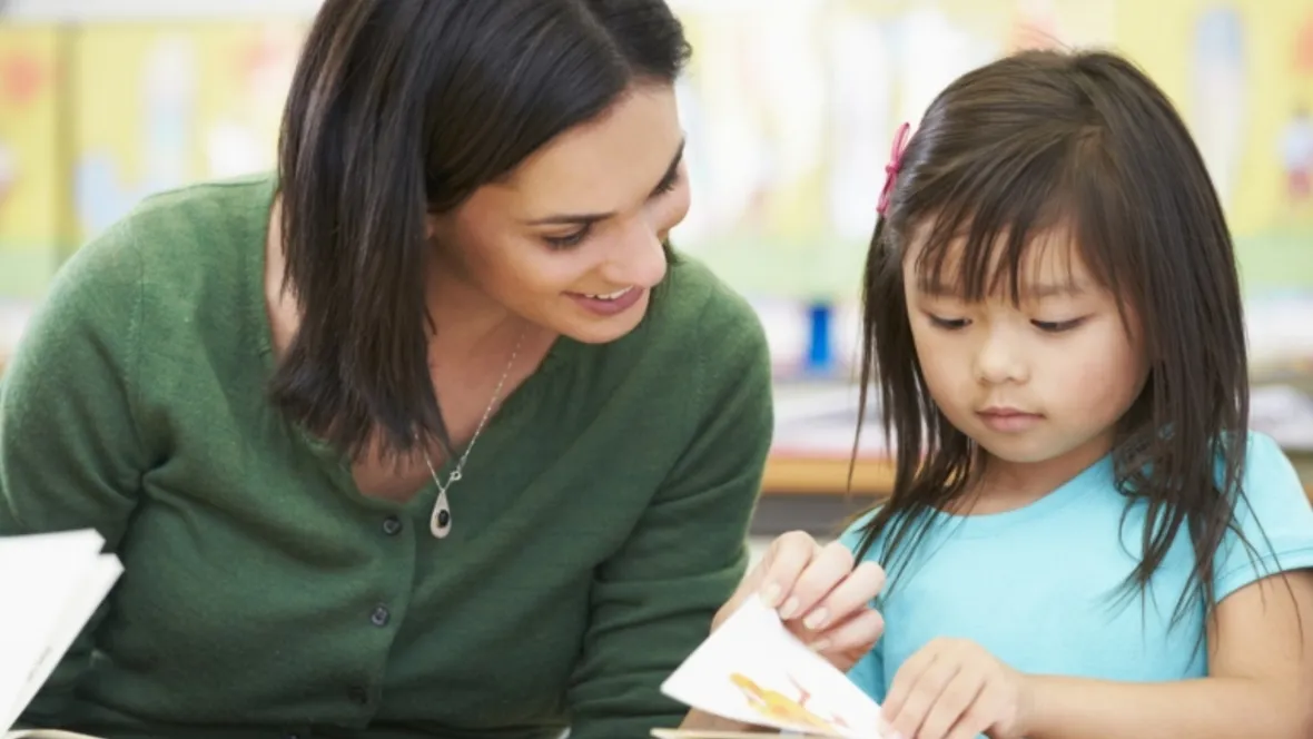 Lärare hjälper elev.