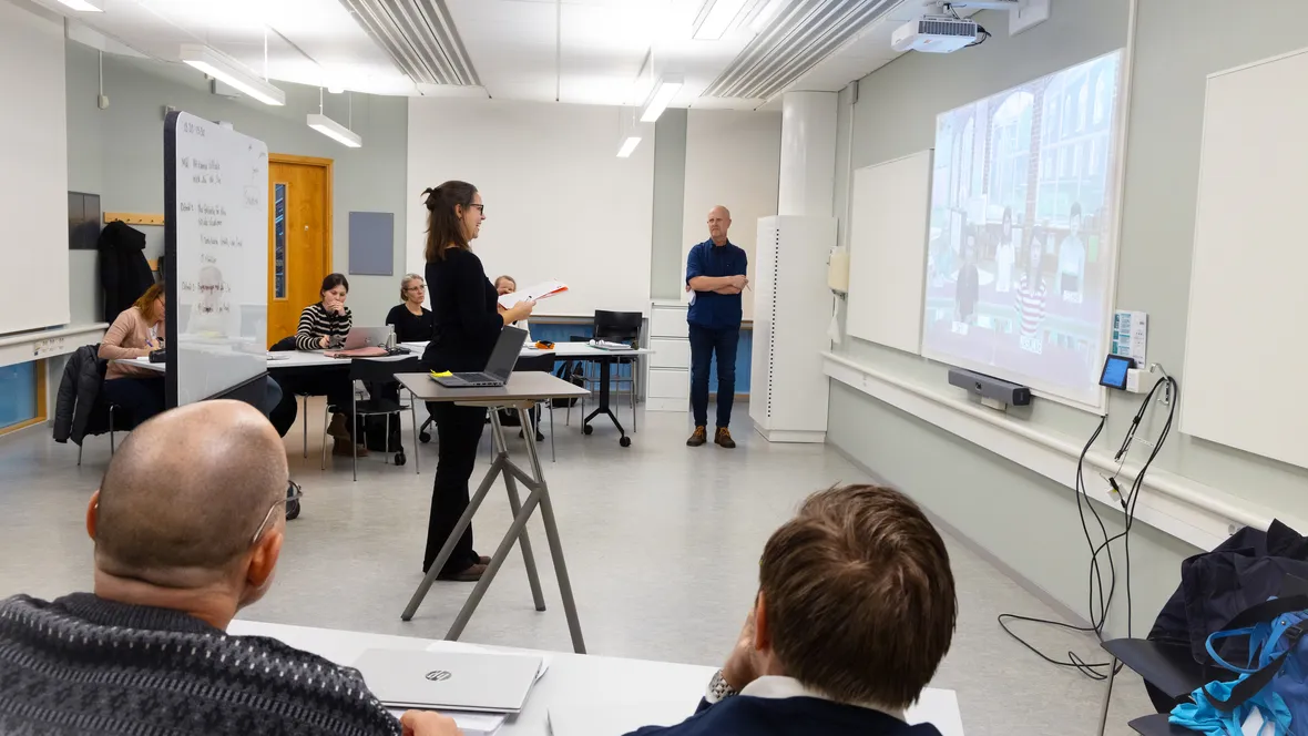 Yrkesverksamma lärare simulerar undervisning med digitala elever