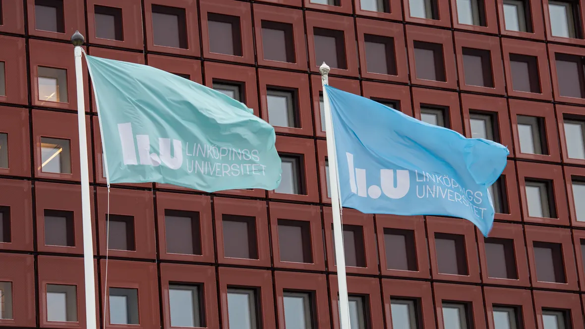 Flaggor vajar utanför Studenthuset.