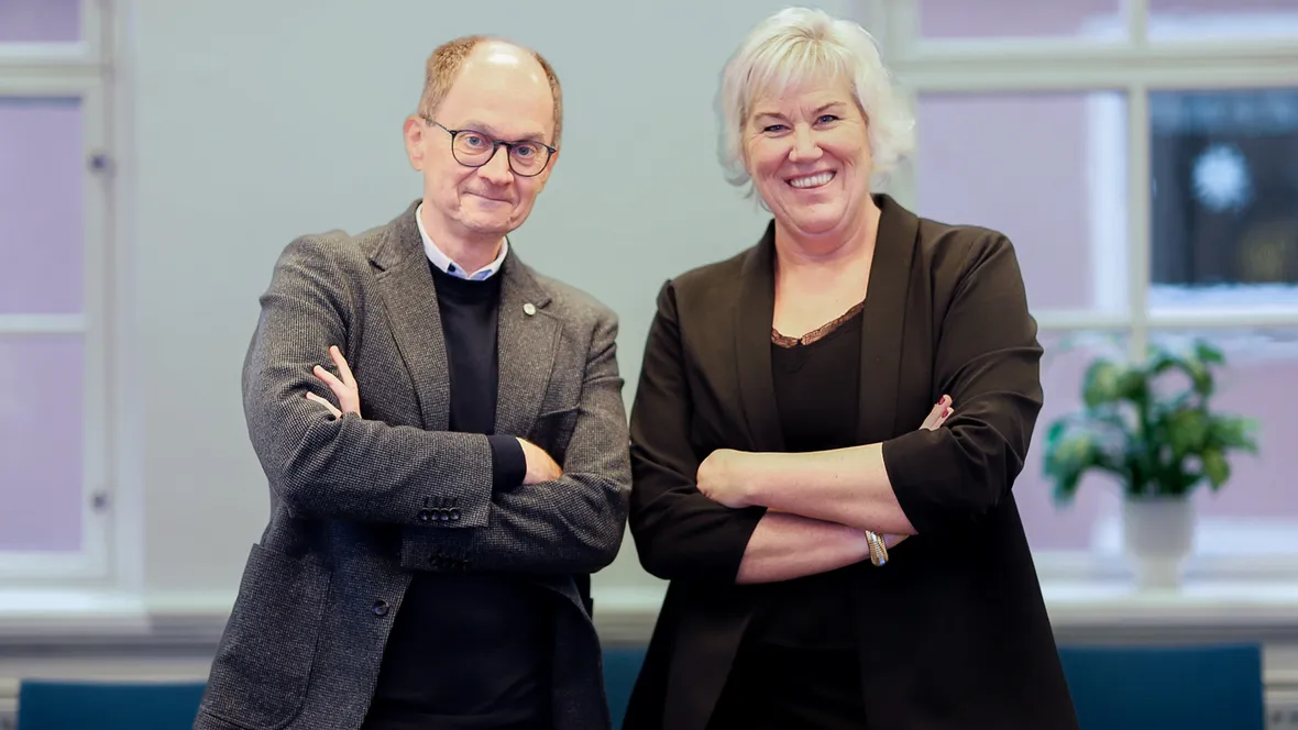 En man och en kvinna står med armarna i kors