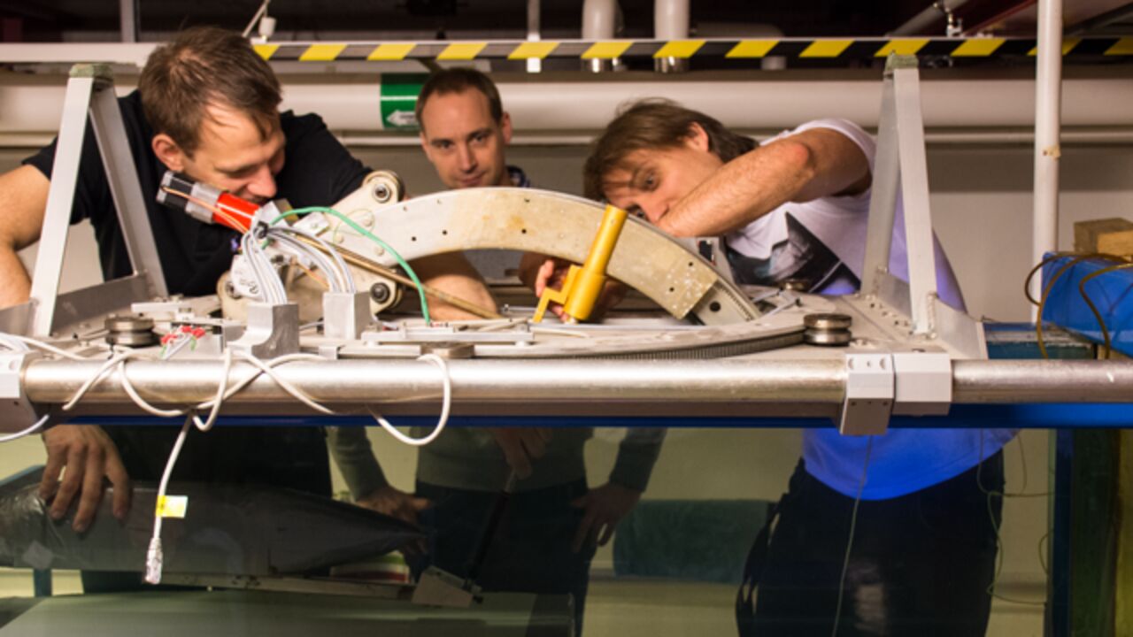 Personer kollar på en konstruktion.