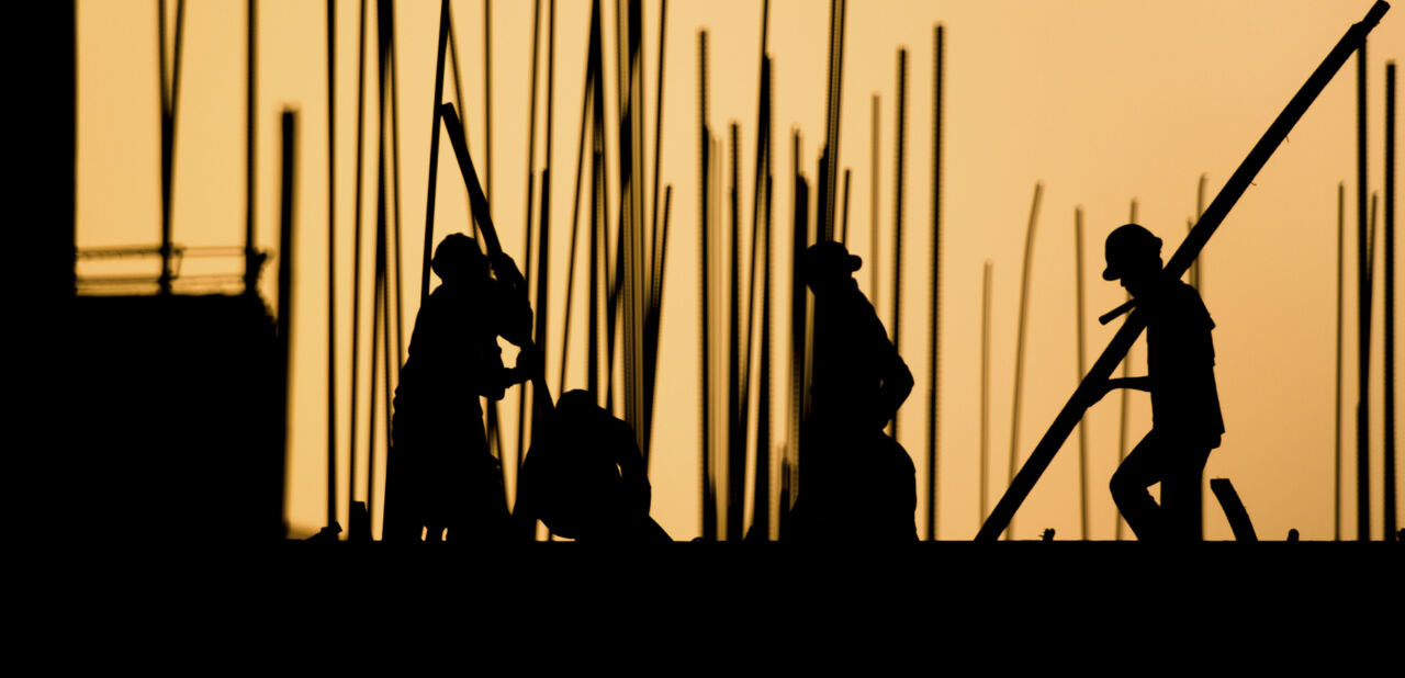 Byggarbetare i siluett