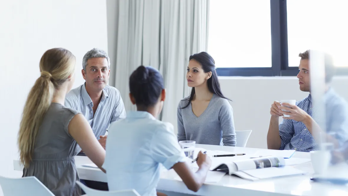 Personer runt ett bord