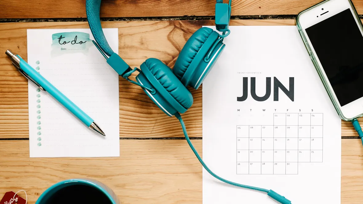Kalender på papper och i mobil.
