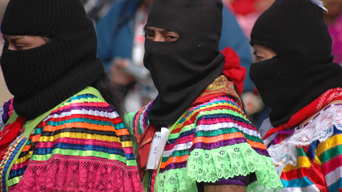 kvinnor i rånarhuva