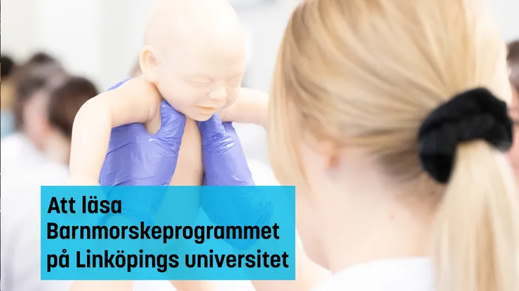 Barnmorskestudent håller upp bebis-docka