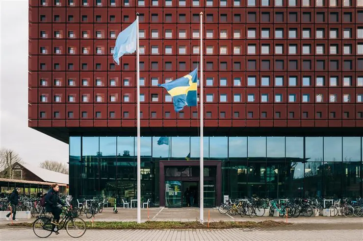 Flagga på halv stång vid Linköpings universitet.