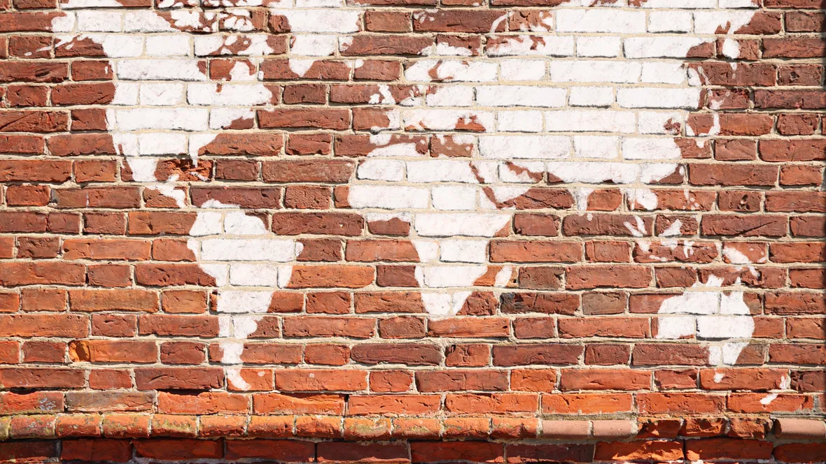 världskarta på tegelvägg