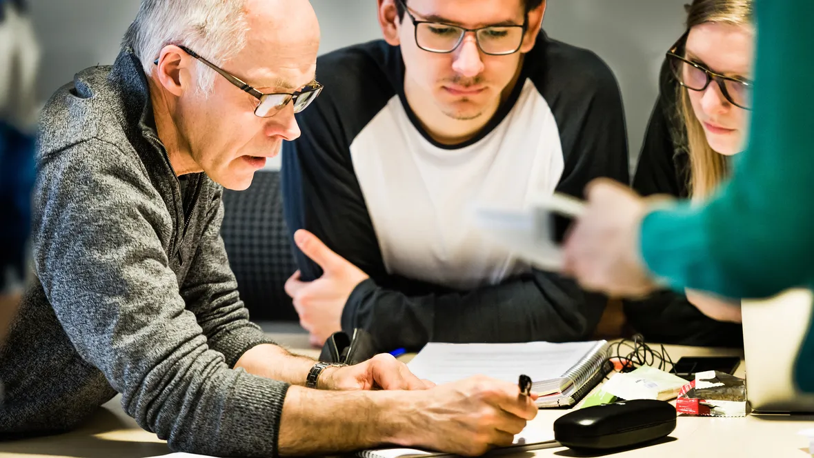 Studenter och lärare i labbmiljö.