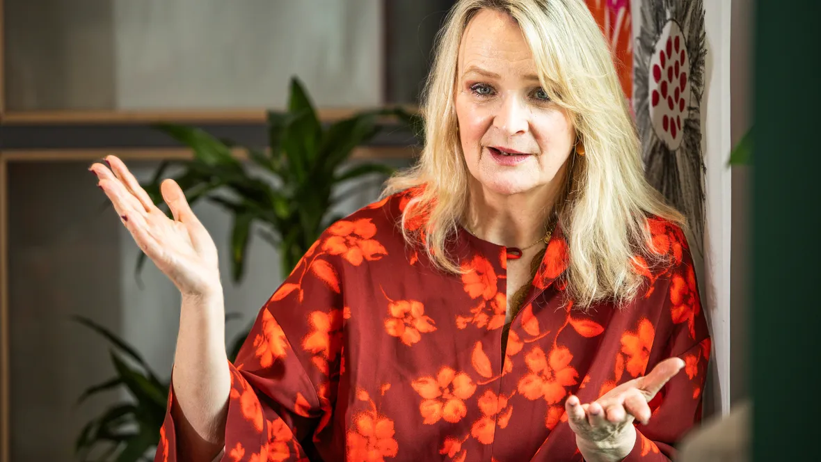 Claudia Tazreiter berättar om sitt arbete.