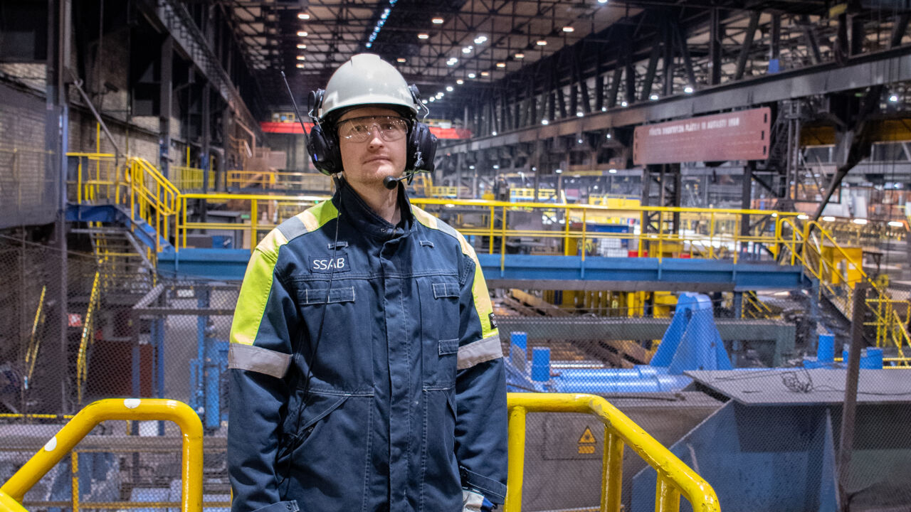 Hugo Wärner står inne i en stor industrilokal. 