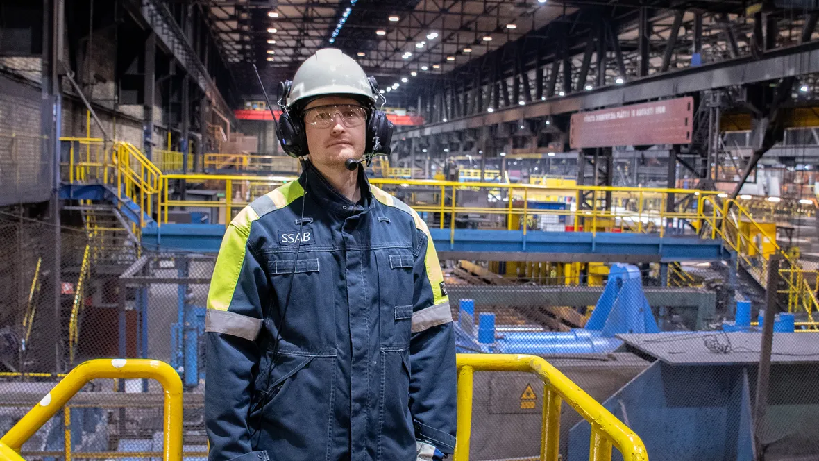 Hugo Wärner står inne i en stor industrilokal. 