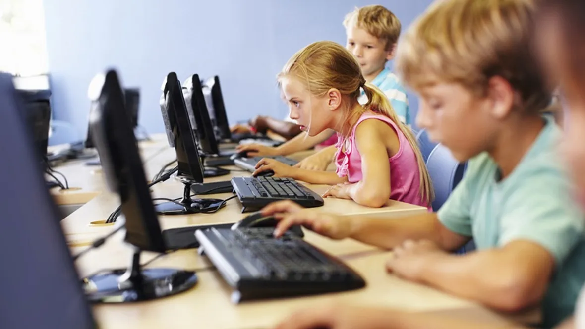 Närbild på en flicka i ett klassrum.