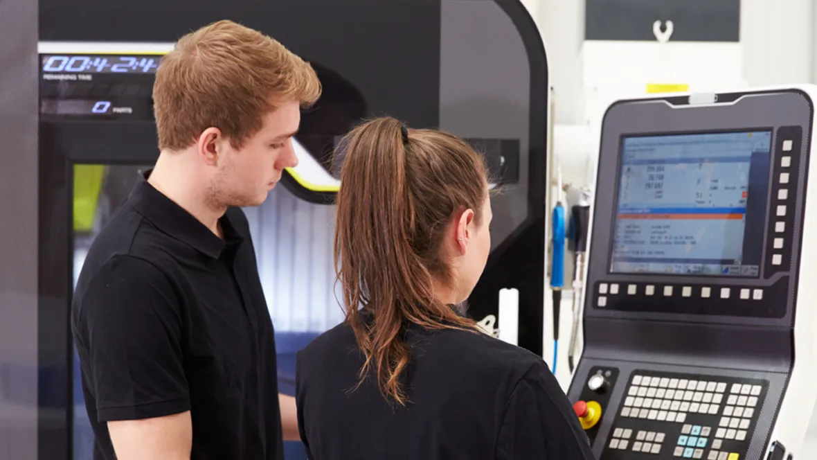 En man och en kvinna tittar på en dator.