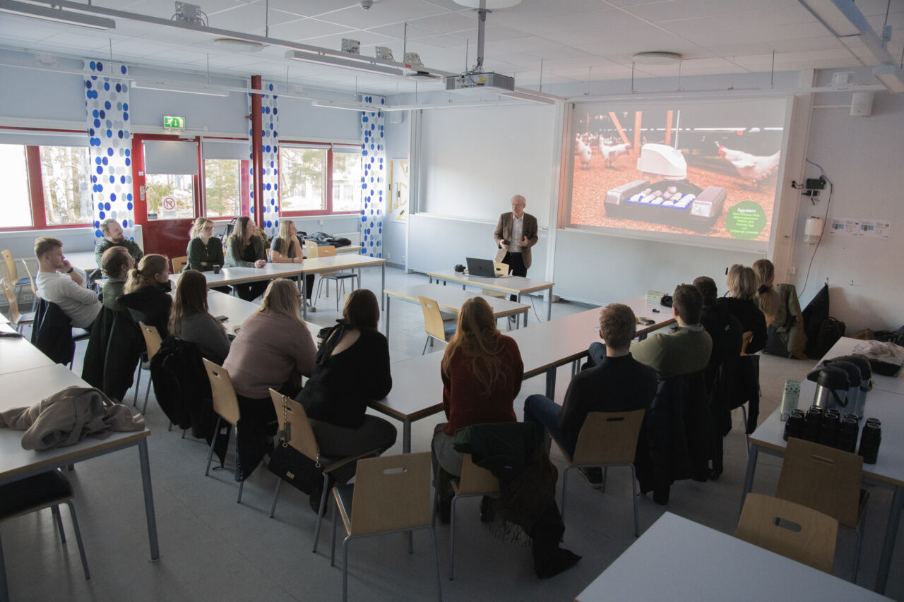 Föreläsning i klassrum med 16 åhörare.