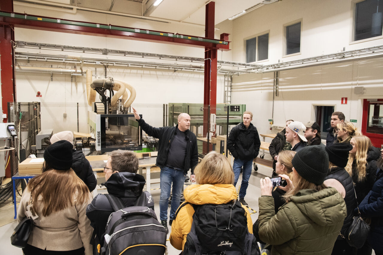 Rundvisning inne i verkstaden.