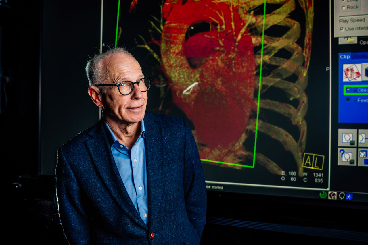 Anders Persson framför röntgenbild