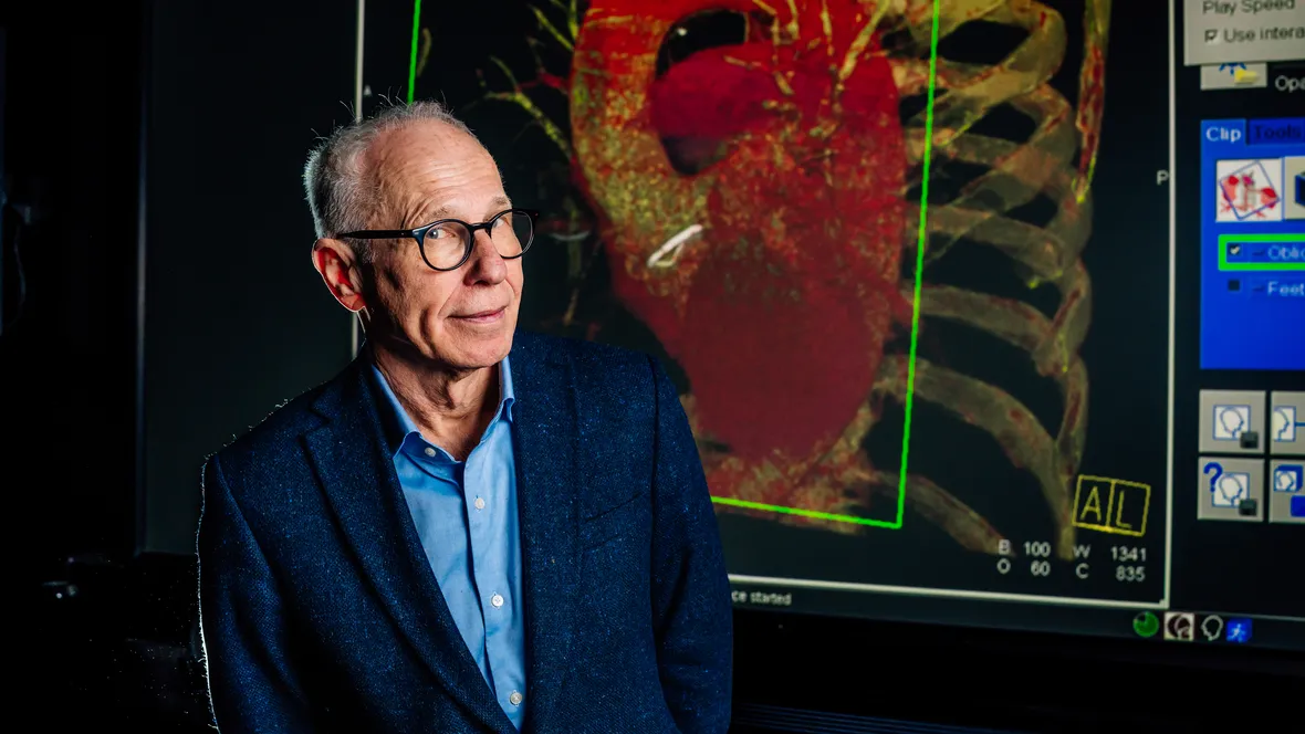 Anders Persson in front of X-ray image