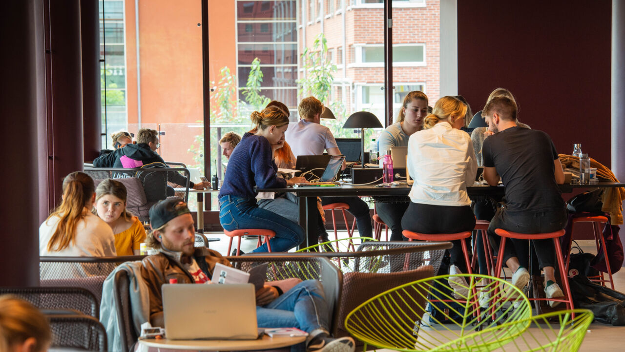 Grupper av studenter vid bord i Studenhuset