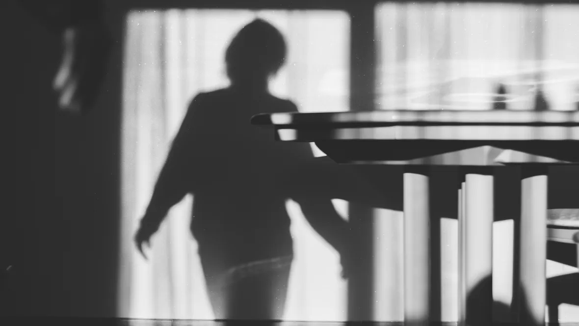 Skuggan av en person i ett rum