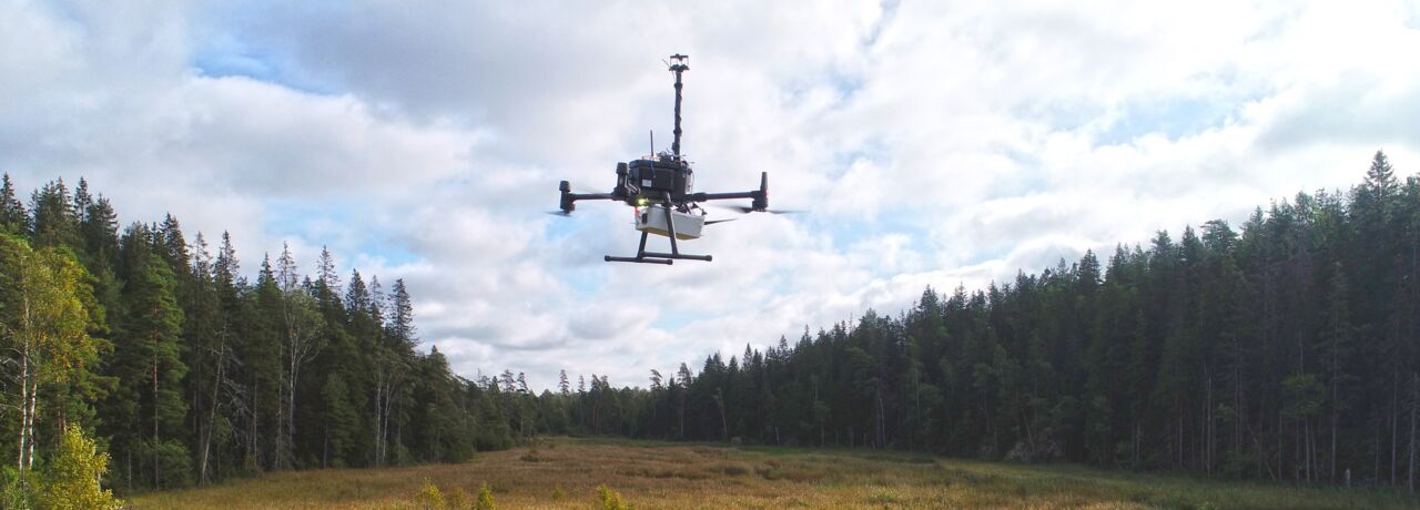 Drönare över våtmark.