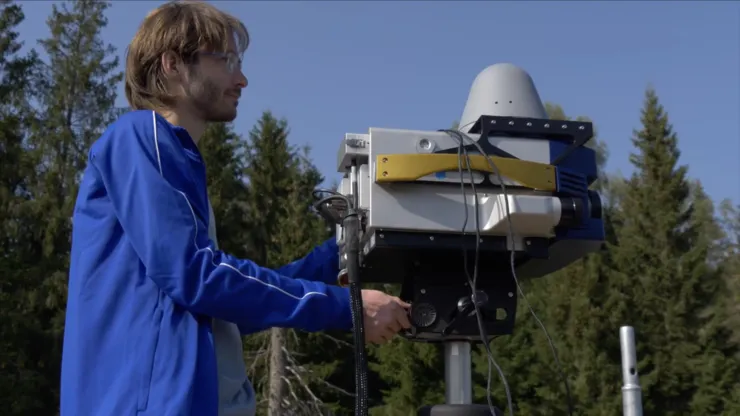 Man står vid en stor kamera