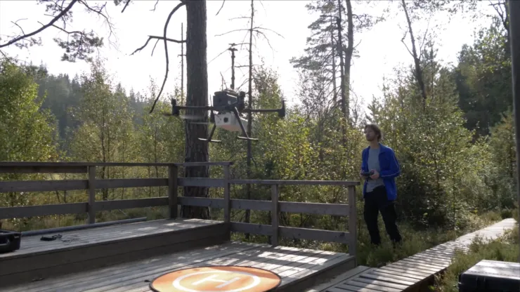 En person styr en drönare