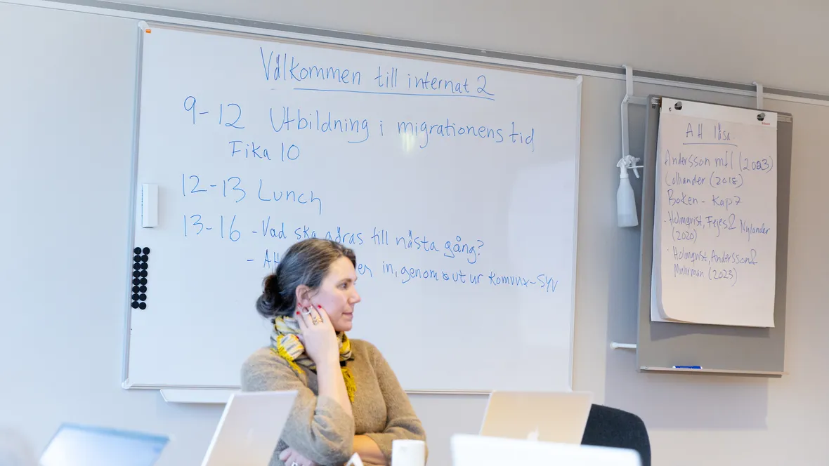 Kvinna framför whiteboard med stödanteckningar