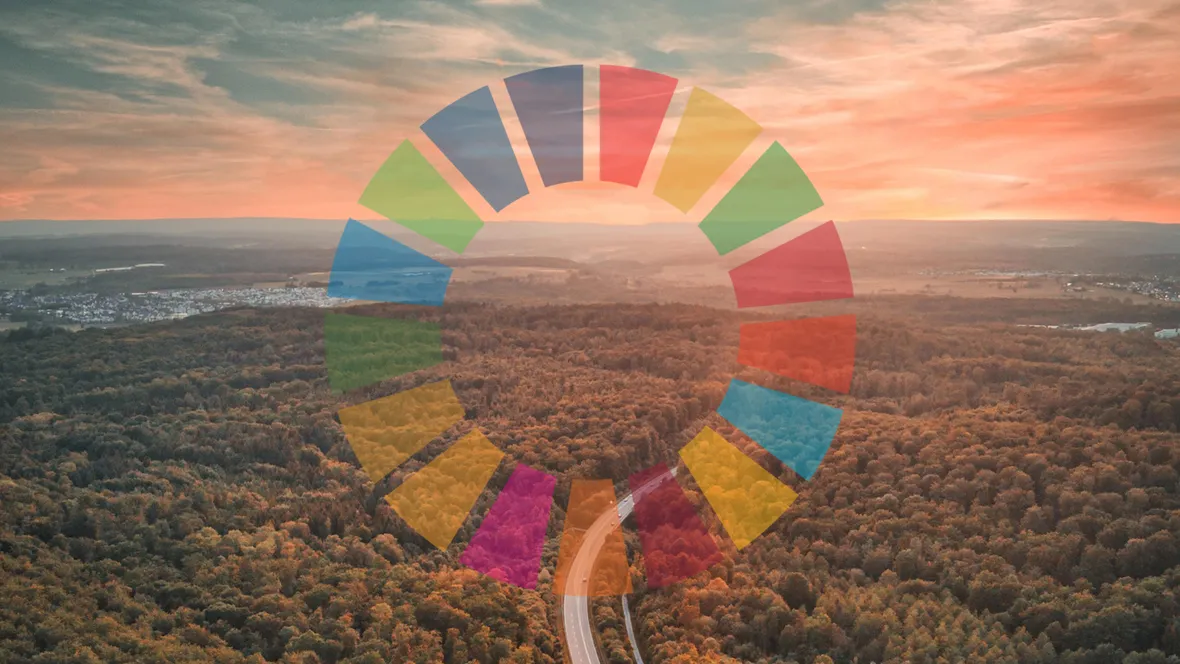 himmel med en cirkel av färgglada fält framför