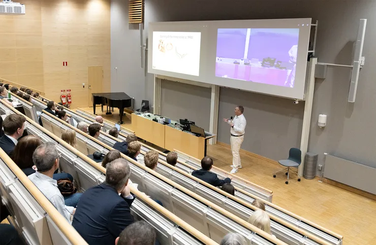 Man holds a presentation at a conference.