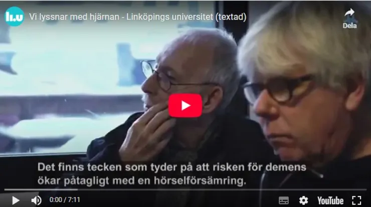 Ett äldre par lyssnar.