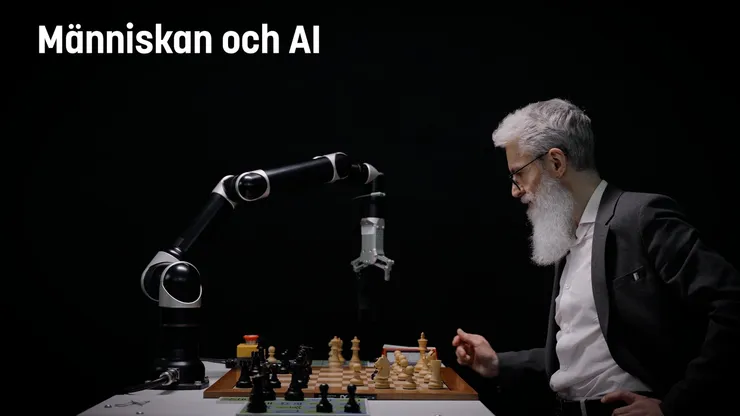 Vit gammal man med vitt skägg och hår som spelar schack mot en robot