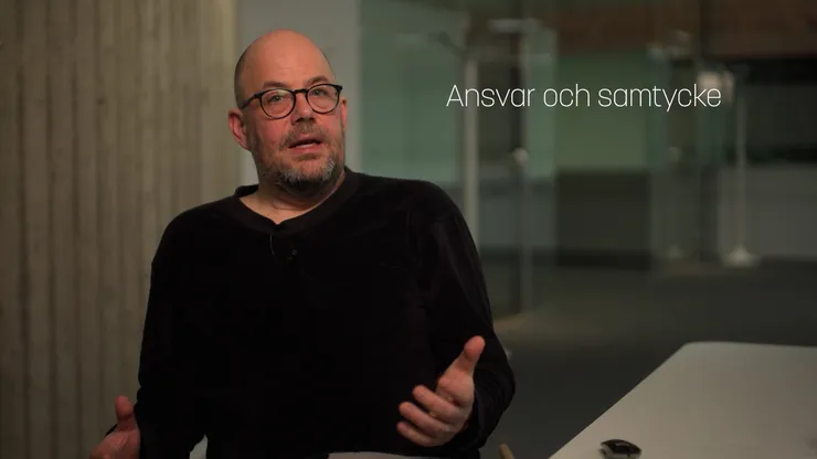 Lars Lindblom i ett kontorslandskap, text Ansvar och samtycke