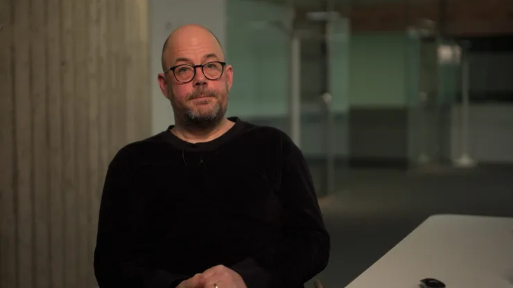 Lars Lindblom i ett kontorslandskap