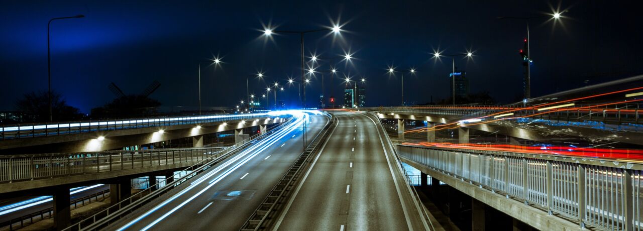 Urban miljö med trafik på natten.