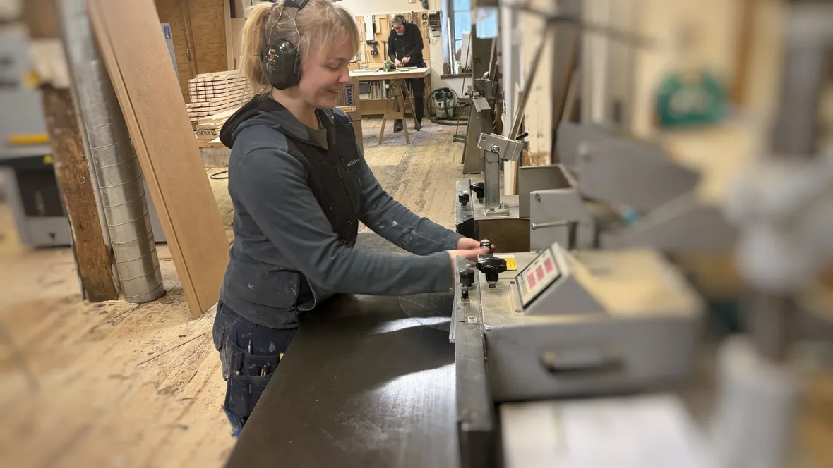 Kvinna jobbar vid maskin.