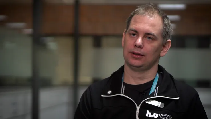 Mikael, vit man, i ett konferensrum