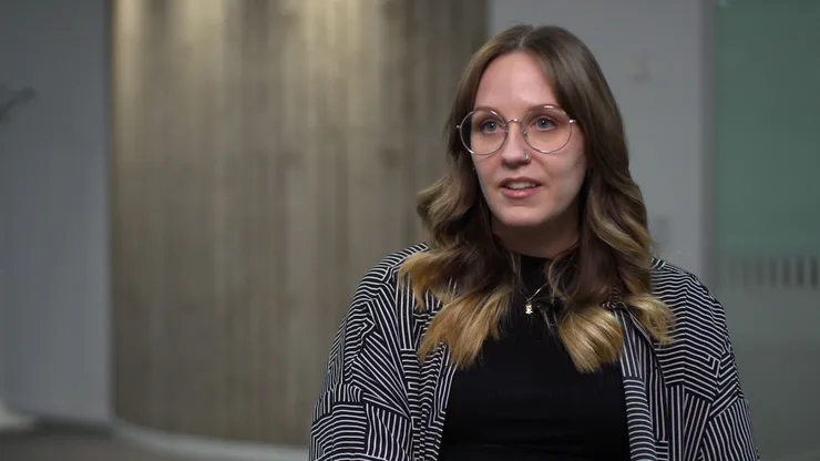 Cornelia, vit kvinna med glasögon i ett konferensrum