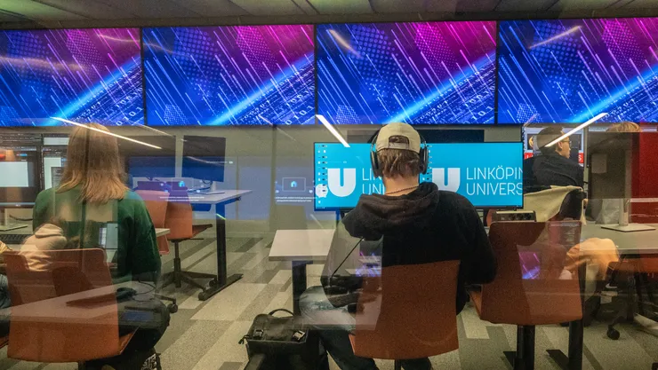 datorsal med studenter sittande framför datorskärmar
