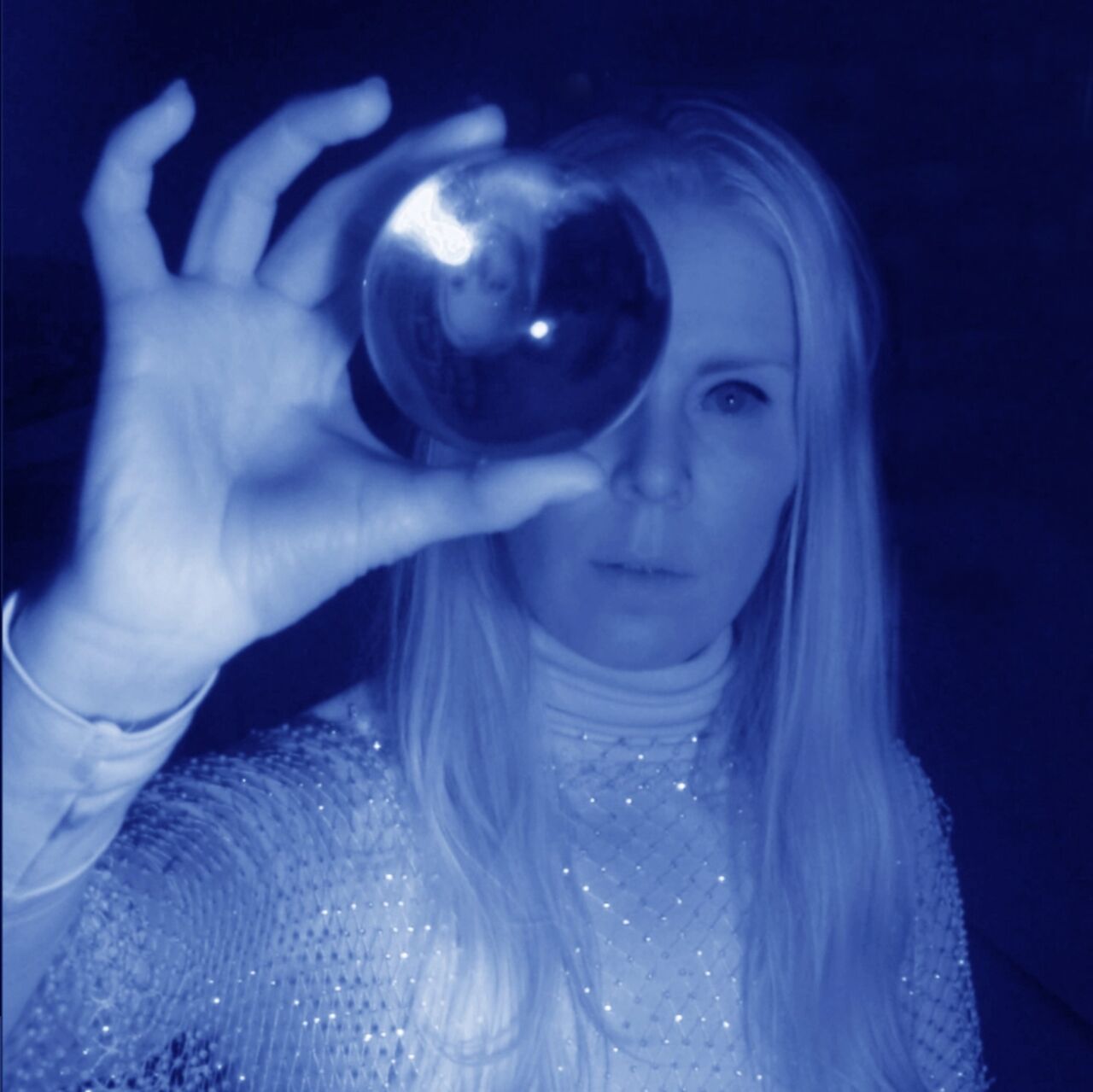 Porträtt av person som håller i en glaskula