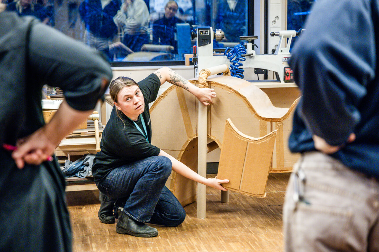 En student i möbeldesign.