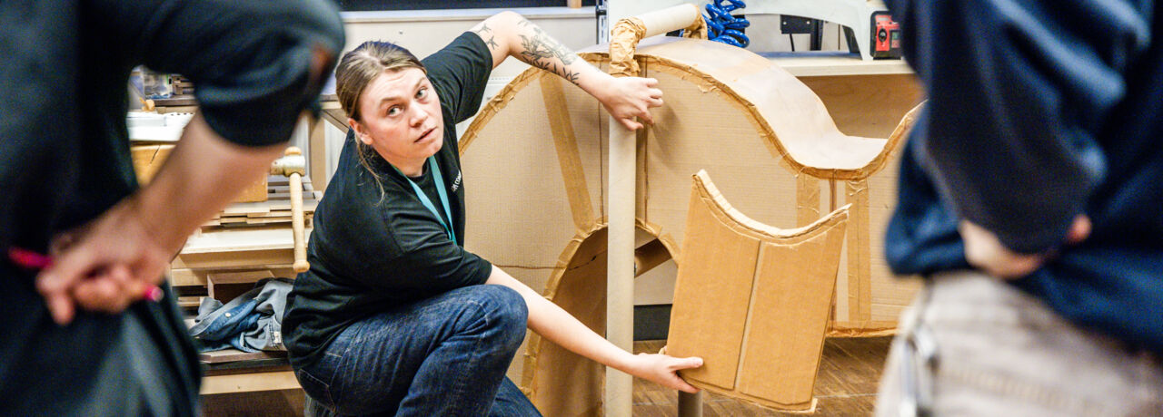 En student i möbeldesign.