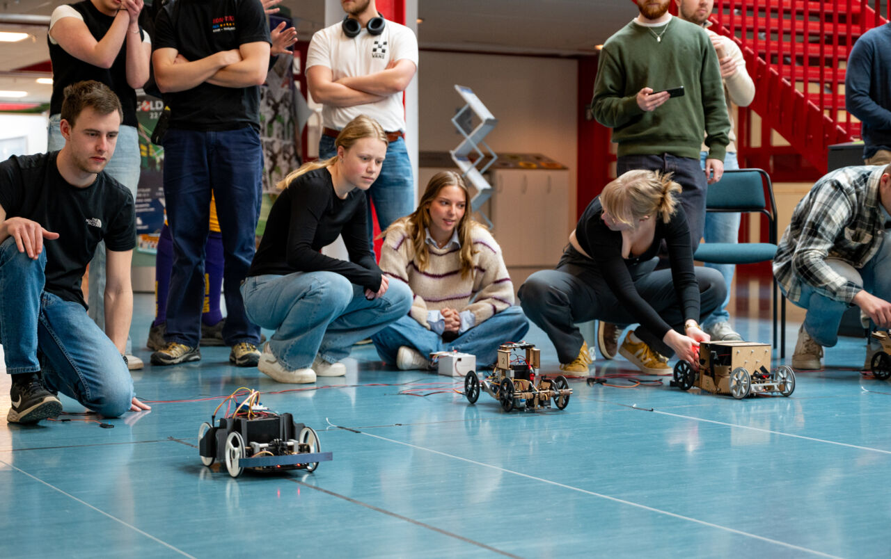 Många studenter arbetar med att utveckla och finslipa sina egenbyggda bilar inför tävlingen