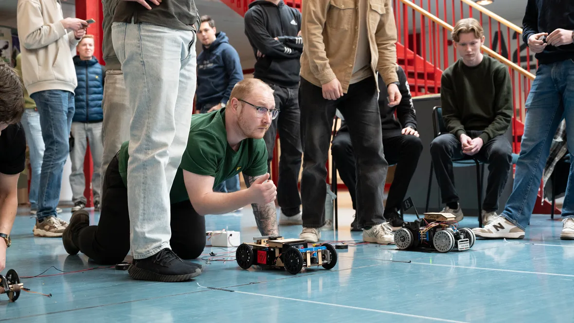 Många studenter arbetar med att utveckla och finslipa sina egenbyggda bilar inför tävlingen