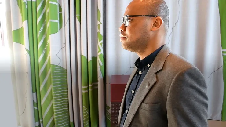 Wisdom Kanda walks in Studenthuset.